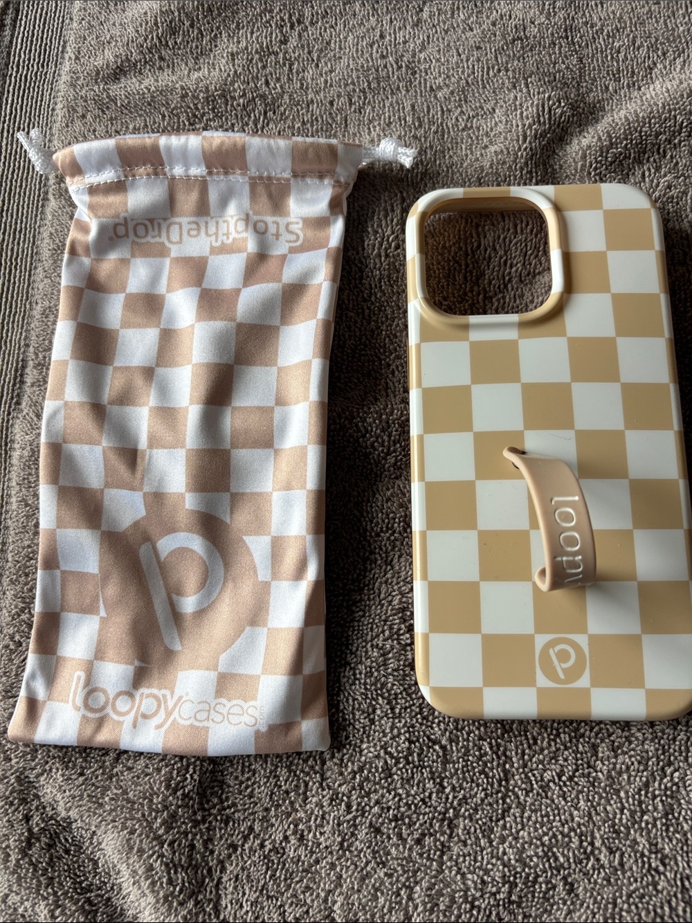 Loopy Case Beige & Cream Checkered Phone Case with Loop Grip APPLE 15 PRO MAX